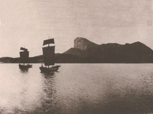Typisk syn i århundrer: Jekter for fulle seil på Rødøyfjorden. - Klikk for stort bilde